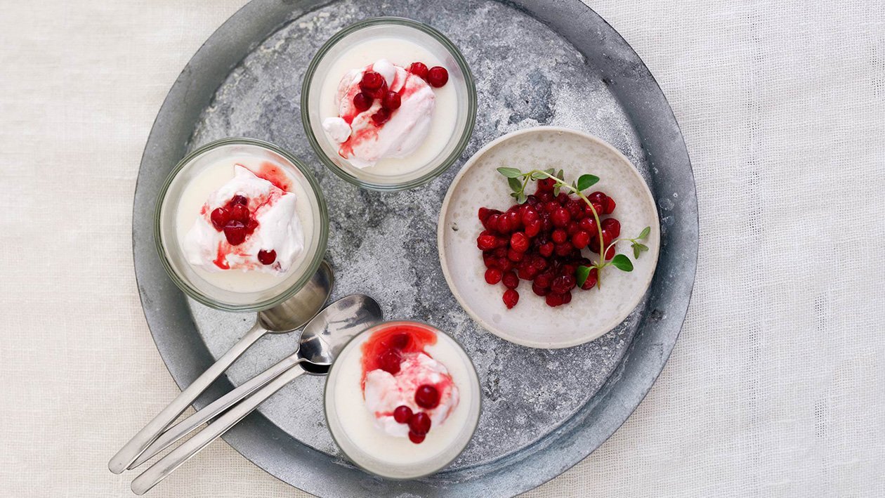 Vaniljepudding med bringebær og tyttebærmousse – Oppskrift Vaniljepudding med bringebær og tyttebærmousse – Oppskrift