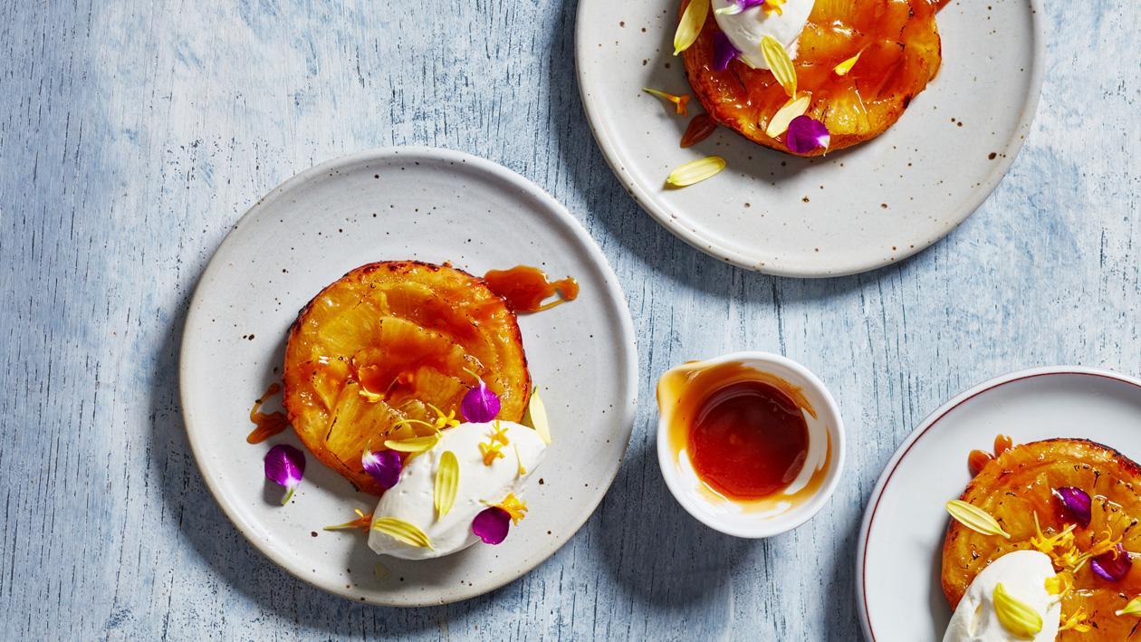 Ananasowa tarte tatin z sosem z solonych jaj Ananasowa tarte tatin z sosem z solonych jaj