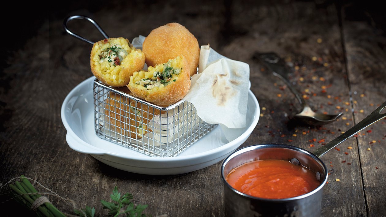 Arancini z kurczakiem i ostrym sosem Arrabbiata Arancini z kurczakiem i ostrym sosem Arrabbiata