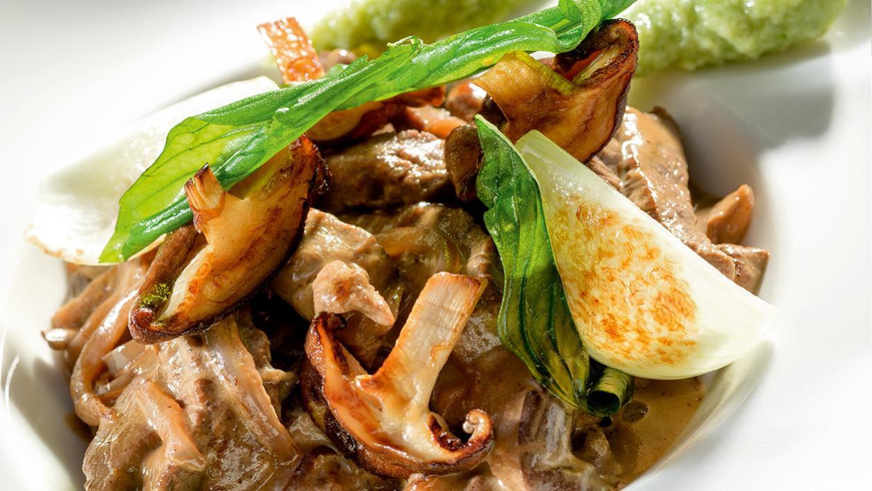 Beef Stroganow z grzybami shitake i kluskami z kolendrą Beef Stroganow z grzybami shitake i kluskami z kolendrą