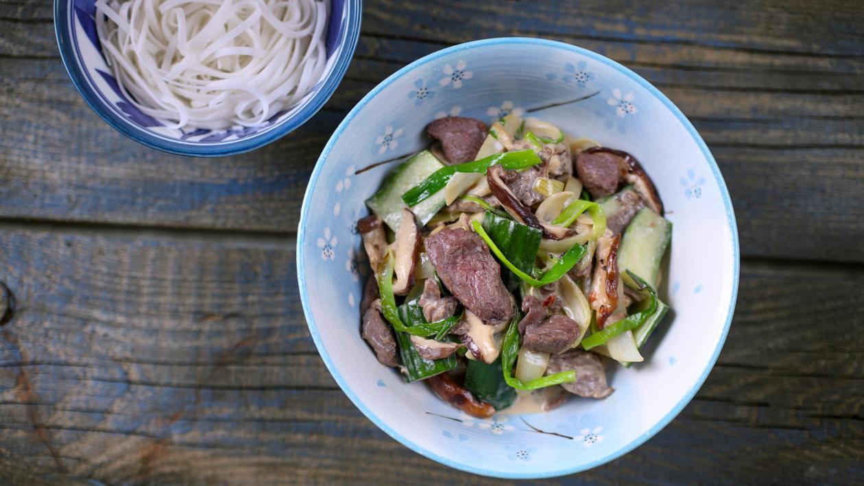 Boeuf Strogonow w orientalnej odsłonie z zielonym ogórkiem Boeuf Strogonow w orientalnej odsłonie z zielonym ogórkiem