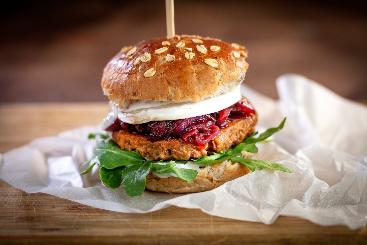 Burger francuski z kozim serem, marmoladą z czerwonej cebuli i rukolą Burger francuski z kozim serem, marmoladą z czerwonej cebuli i rukolą