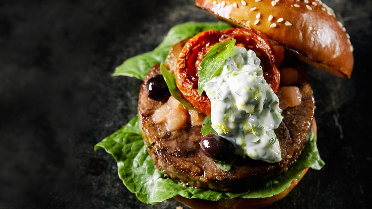 Burger ossobuco z majonezem z gremolatą i pomidorową salsą Burger ossobuco z majonezem z gremolatą i pomidorową salsą