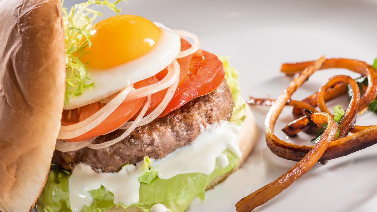 Burger wołowy z karmelizowaną pietruszką Burger wołowy z karmelizowaną pietruszką