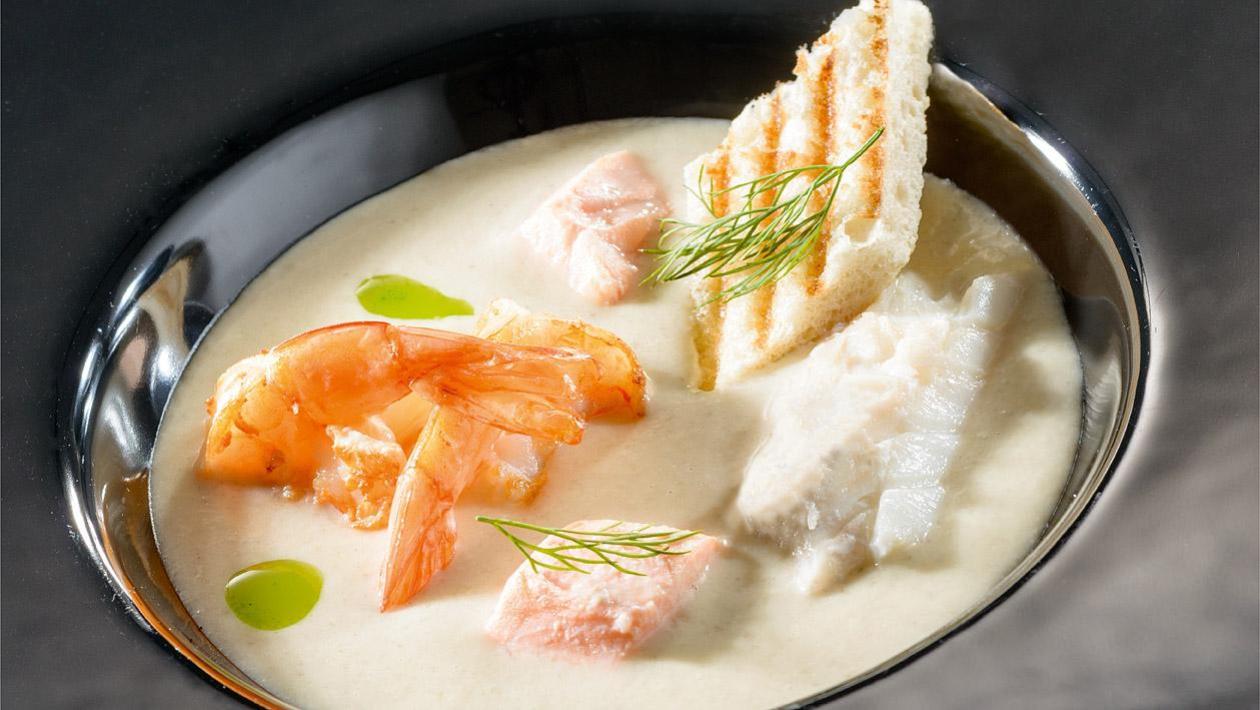Chowder – zupa krem z dorszem, łososiem i krewetkami Chowder – zupa krem z dorszem, łososiem i krewetkami