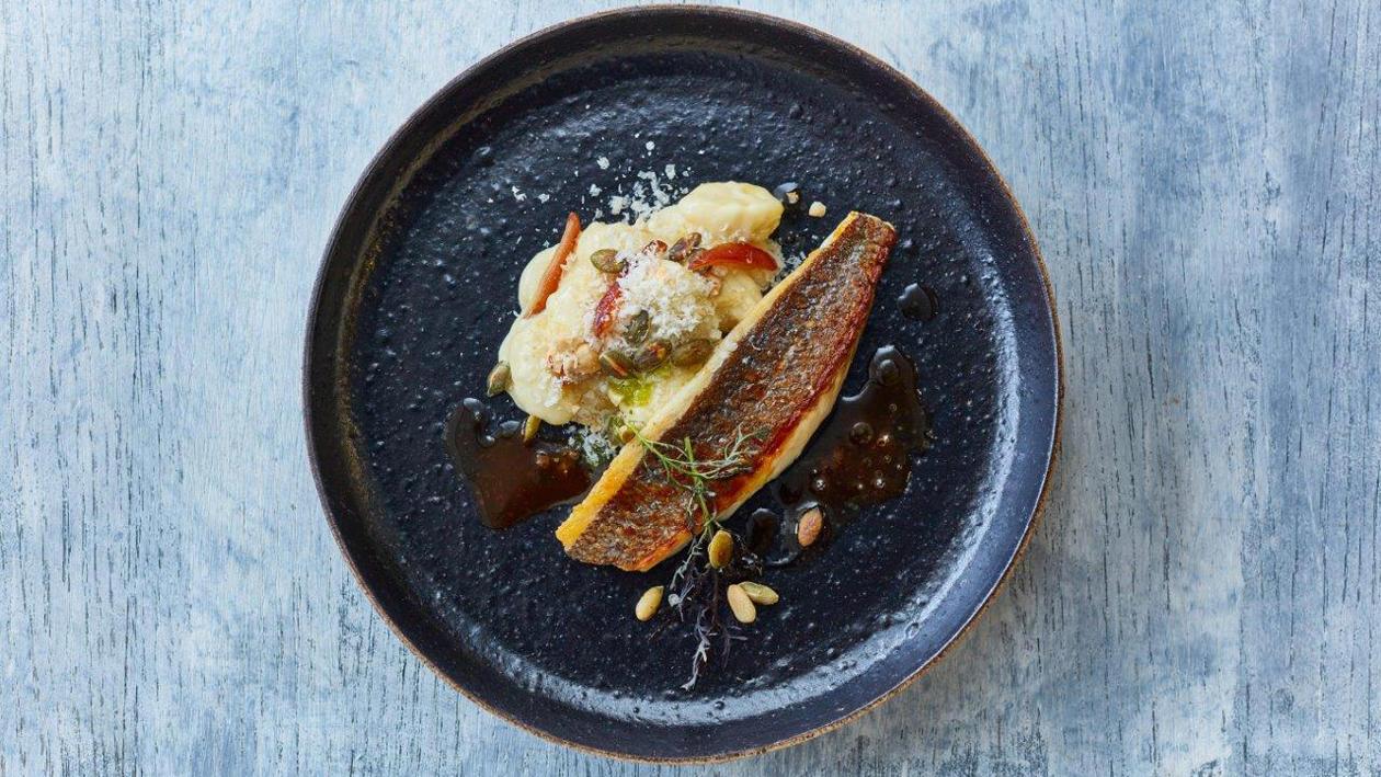 Chrupiąca dorada z domowymi Gnocchi, daktylami i parmezanem Chrupiąca dorada z domowymi Gnocchi, daktylami i parmezanem