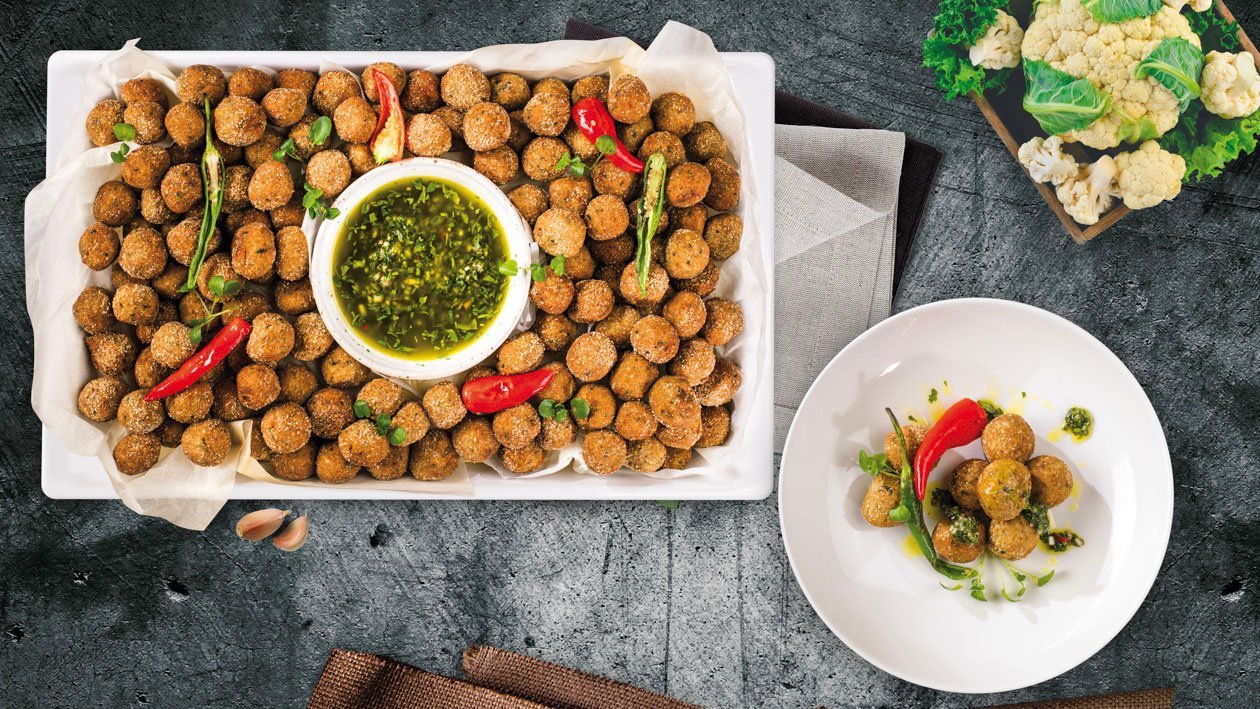 Chrupiący falafel z kalafiora z sosem chimichurri Chrupiący falafel z kalafiora z sosem chimichurri
