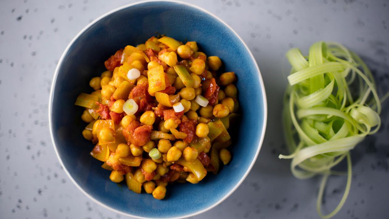 Ciecierzyca z pomidorami i żółtym curry Ciecierzyca z pomidorami i żółtym curry