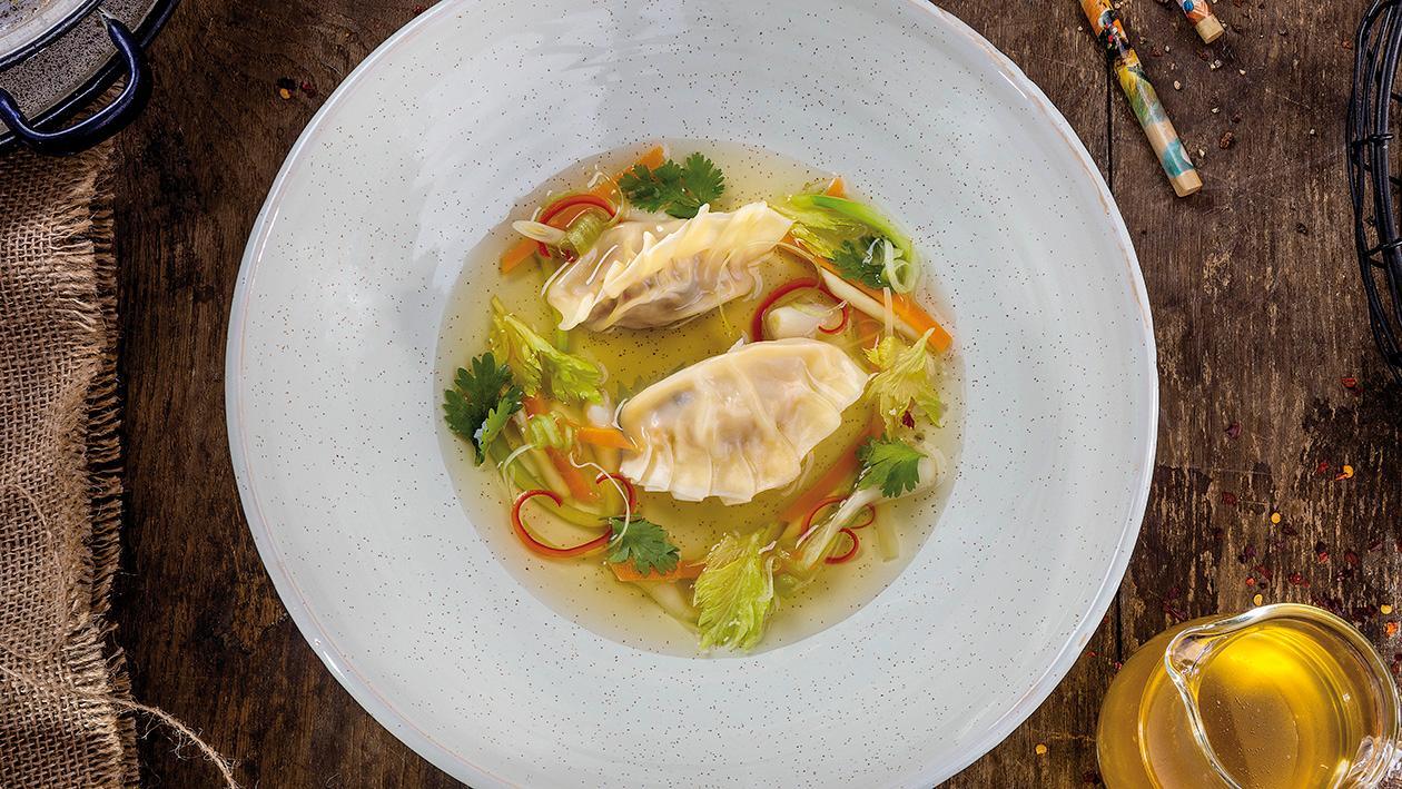Consommé drobiowe z orientalnymi pierożkami z wieprzowiną na ostro Consommé drobiowe z orientalnymi pierożkami z wieprzowiną na ostro