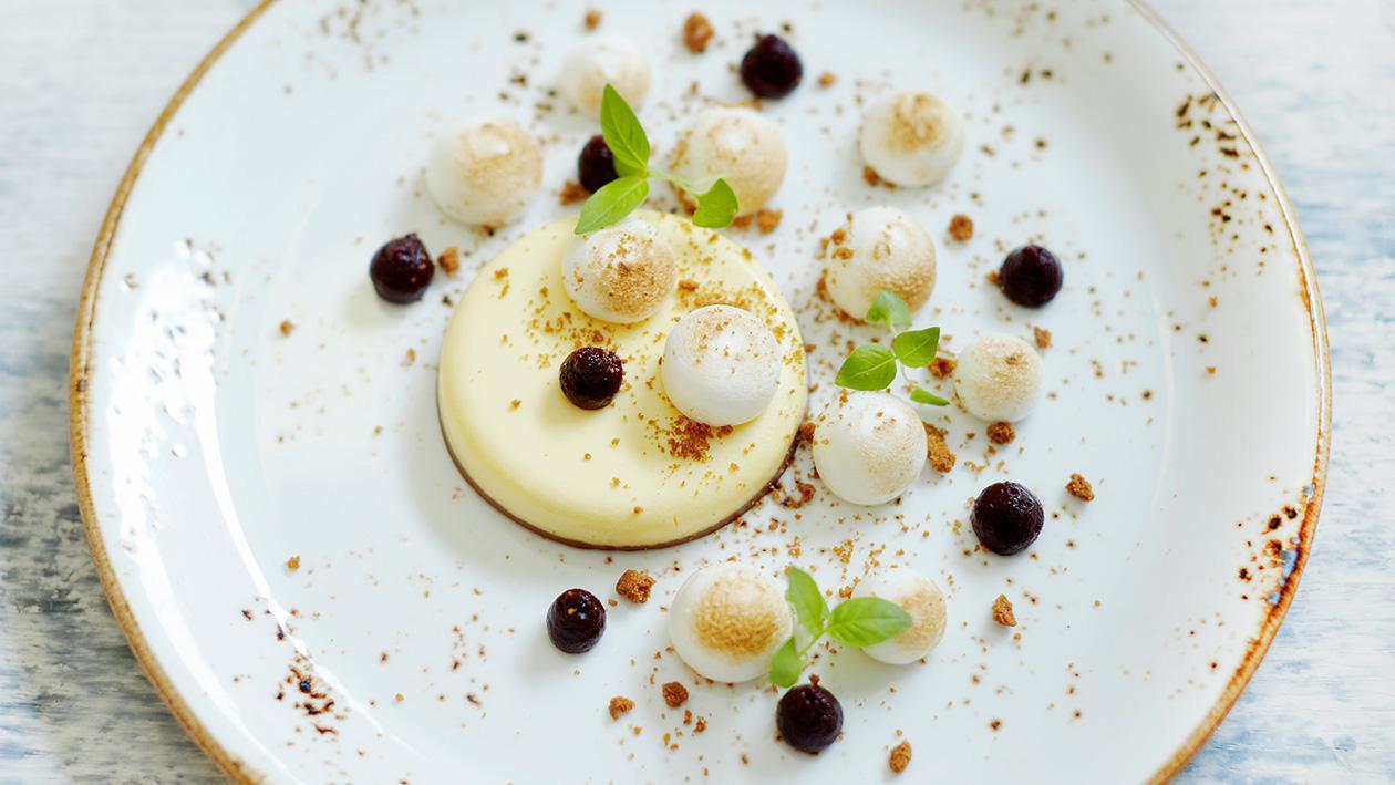 Deser waniliowy z czekoladowym ganache, czarną porzeczką i meringue Deser waniliowy z czekoladowym ganache, czarną porzeczką i meringue