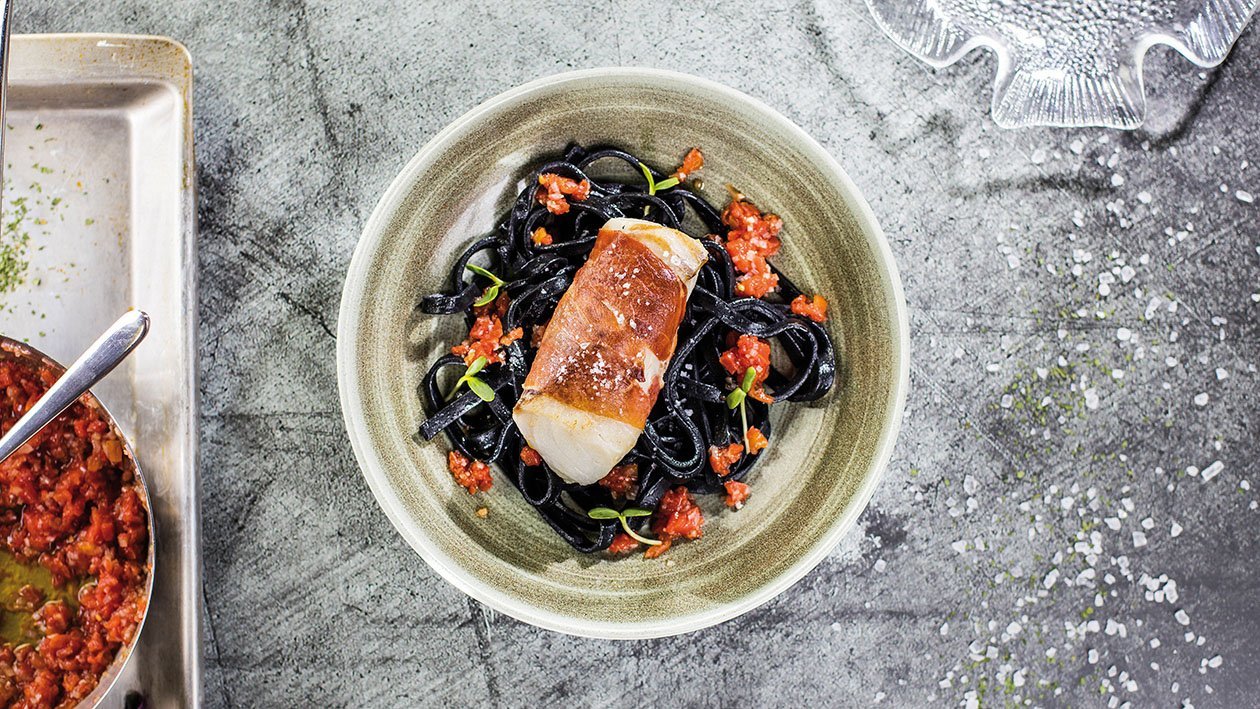 Dorsz z pomidorami concasse na czarnym Tagliatelle Dorsz z pomidorami concasse na czarnym Tagliatelle