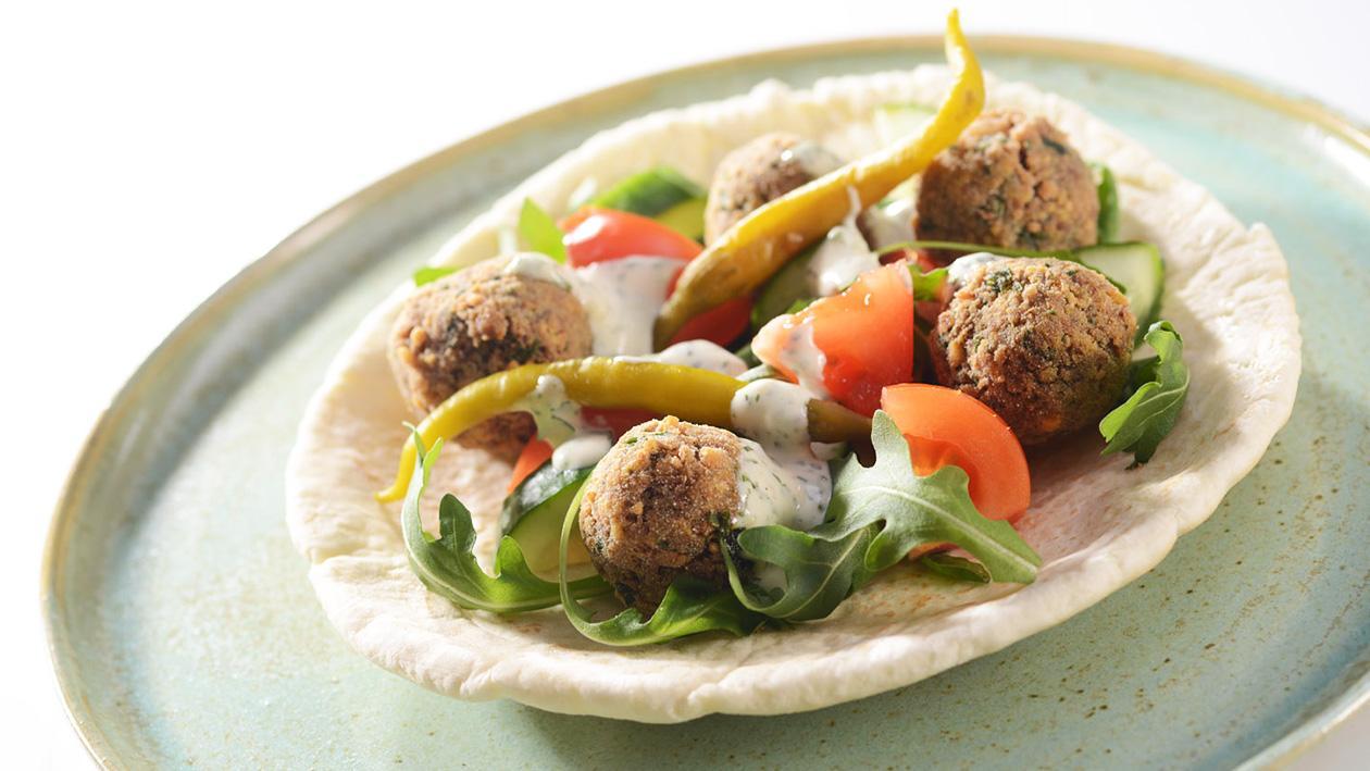 Falafel w chlebie pita z sosem czosnkowym Falafel w chlebie pita z sosem czosnkowym