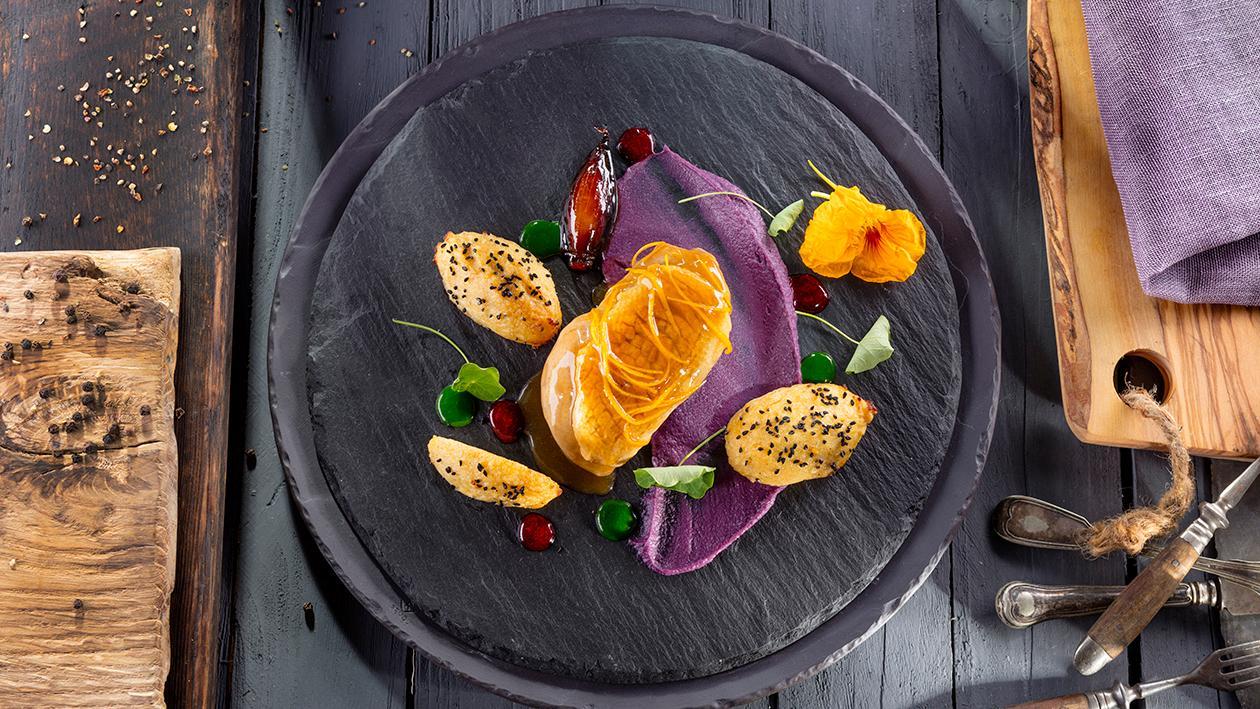 Filet z kaczki confit, puree z czerwonej kapusty, kluska z twarogu i ziemniaków Filet z kaczki confit, puree z czerwonej kapusty, kluska z twarogu i ziemniaków