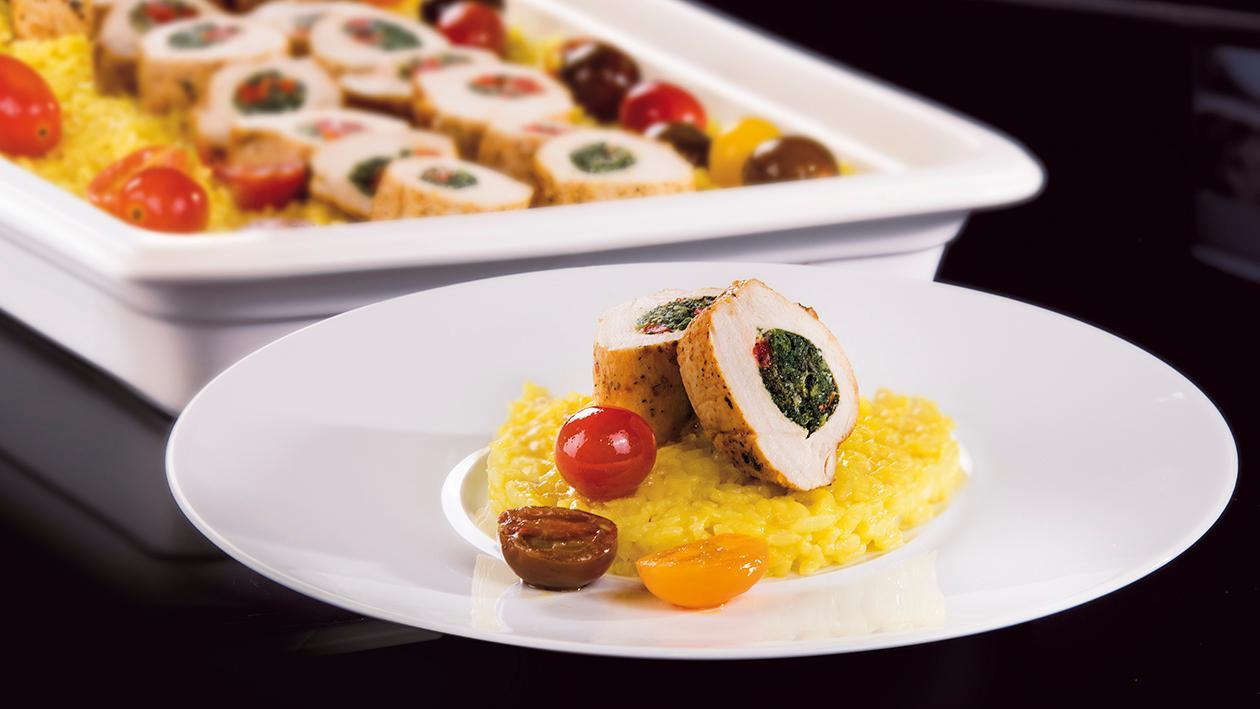 Filet z kurczaka nadziewany szpinakiem i grillowaną papryką z szafranowym risotto Filet z kurczaka nadziewany szpinakiem i grillowaną papryką z szafranowym risotto
