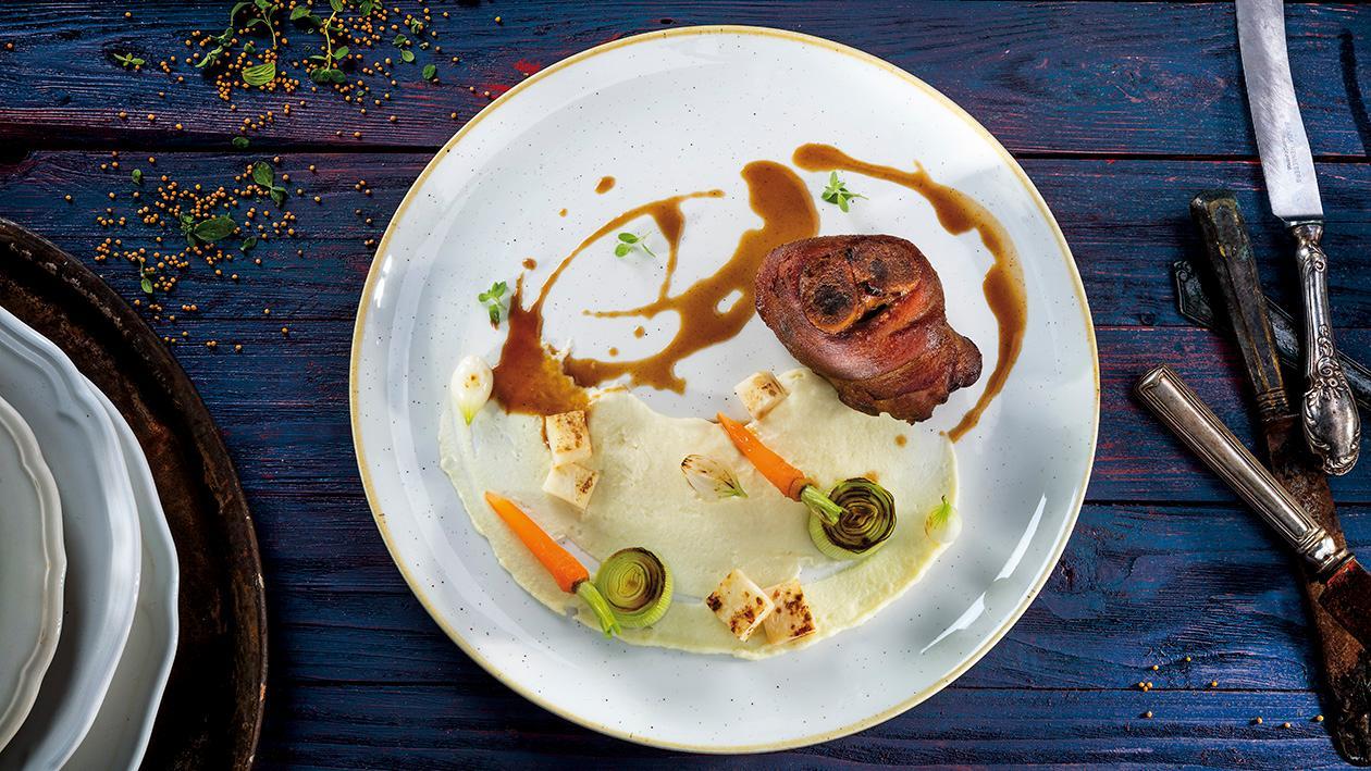 Golonka sous-vide przygotowana na sposób bawarski z purée ziemniaczano-chrzanowym Golonka sous-vide przygotowana na sposób bawarski z purée ziemniaczano-chrzanowym