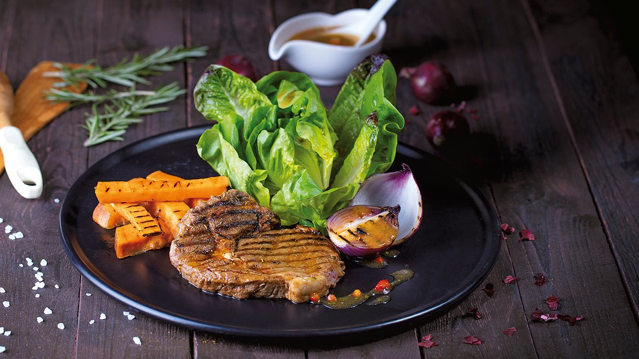 Grillowany antrykot z batatami i miksem zielonych sałat z sosem paprykowym Grillowany antrykot z batatami i miksem zielonych sałat z sosem paprykowym