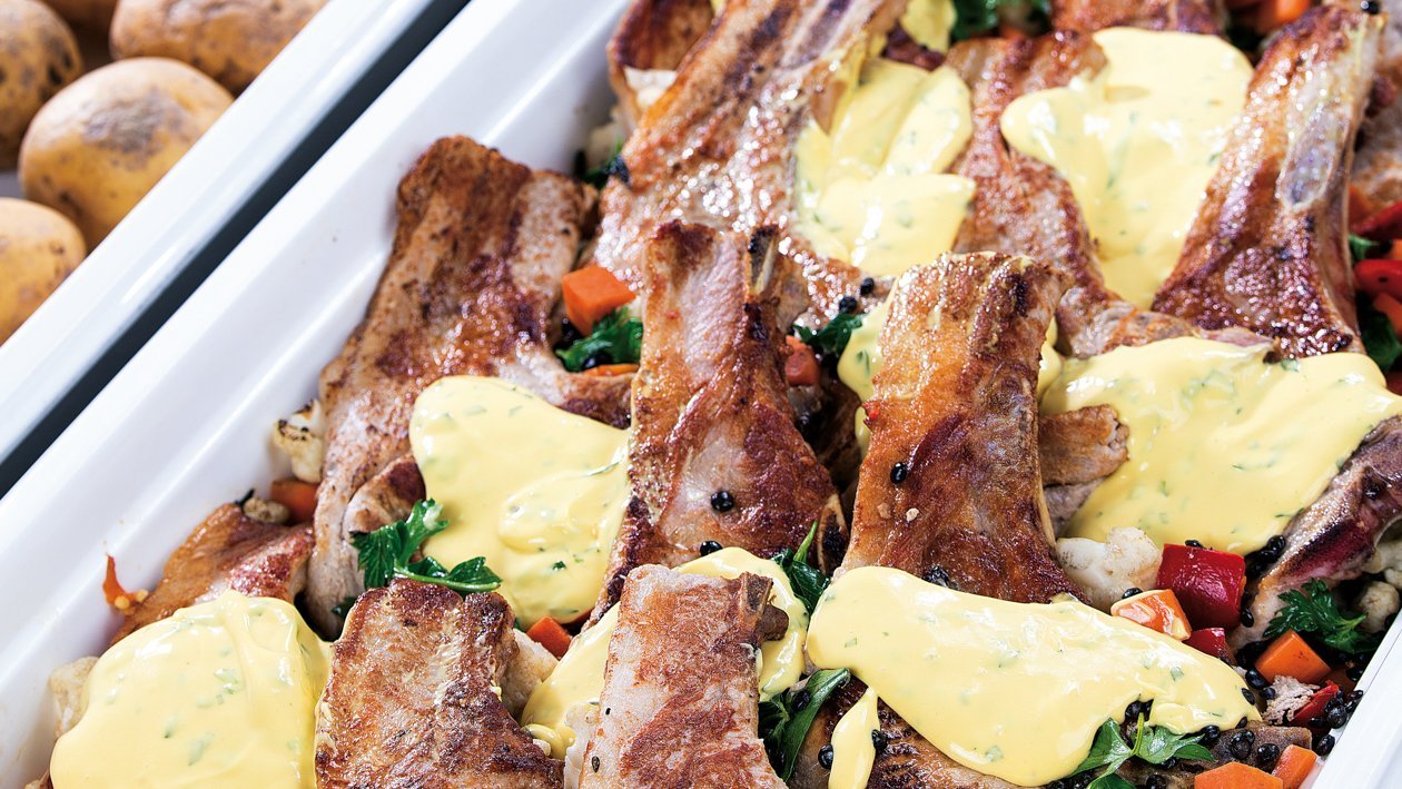 Grillowany schab z boczkiem na smażonych warzywach z sosem Bernaise Grillowany schab z boczkiem na smażonych warzywach z sosem Bernaise