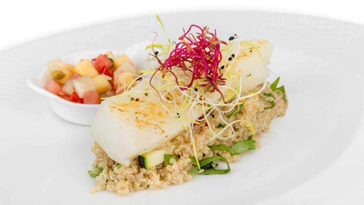 Halibut na sposób orientalny z komosą ryżową i salsą owocową Halibut na sposób orientalny z komosą ryżową i salsą owocową
