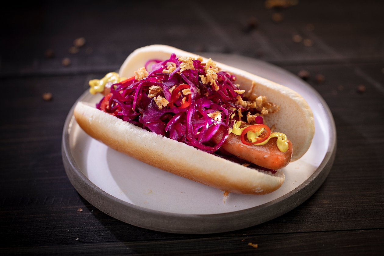 Hot dog z piklowaną kapustą czerwoną i prażoną cebulką Hot dog z piklowaną kapustą czerwoną i prażoną cebulką