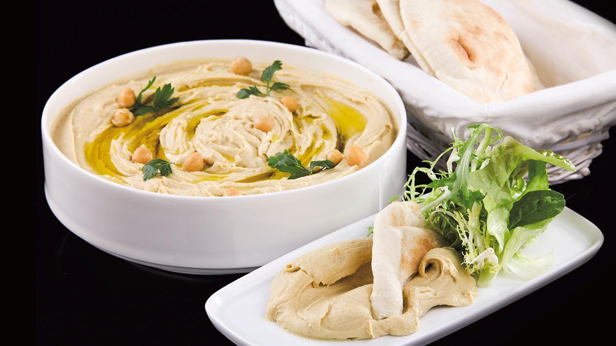 Hummus podany z oliwą i pieczywem Hummus podany z oliwą i pieczywem