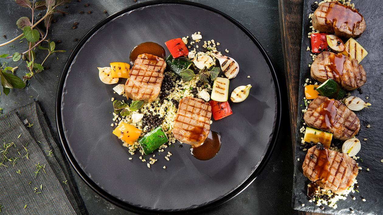 Karkówka sous-vide z kaszą burgul i grillowanymi warzywami Karkówka sous-vide z kaszą burgul i grillowanymi warzywami