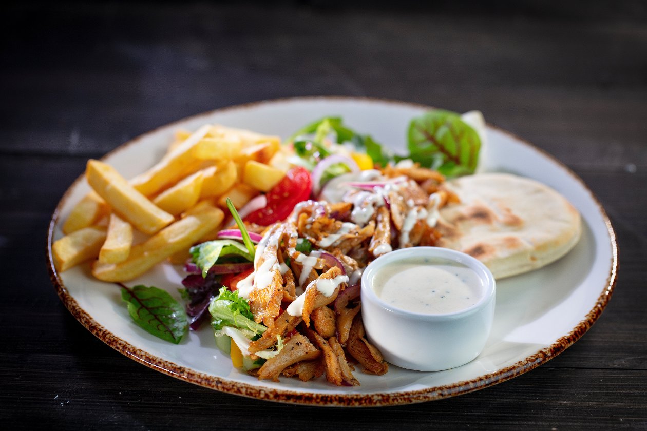 Kebab z pitą, warzywami, frytkami i sosem czosnkowym Kebab z pitą, warzywami, frytkami i sosem czosnkowym