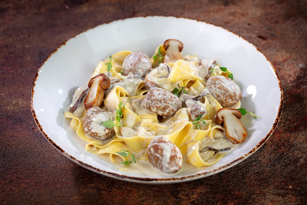 Klopsiki wegetariańskie w kremowym sosie grzybowym z pappardelle Klopsiki wegetariańskie w kremowym sosie grzybowym z pappardelle