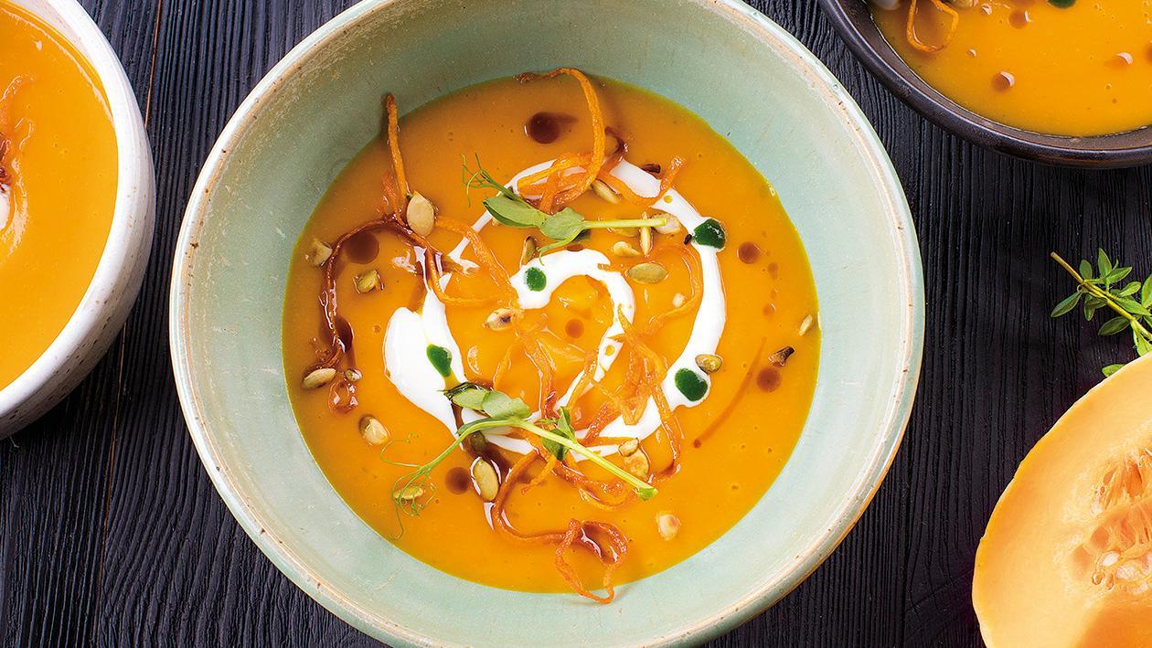 Kremowa zupa dyniowa z brzoskwinią, dodatkiem mleka kokosowego i curry Kremowa zupa dyniowa z brzoskwinią, dodatkiem mleka kokosowego i curry