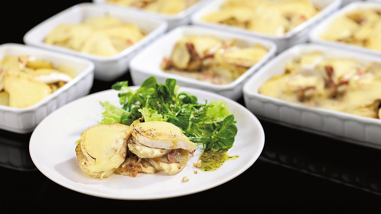 Kremowe ziemniaki z boczkiem zapiekane z serem brie, podane z sałatą i orzechowym vinaigrette Kremowe ziemniaki z boczkiem zapiekane z serem brie, podane z sałatą i orzechowym vinaigrette