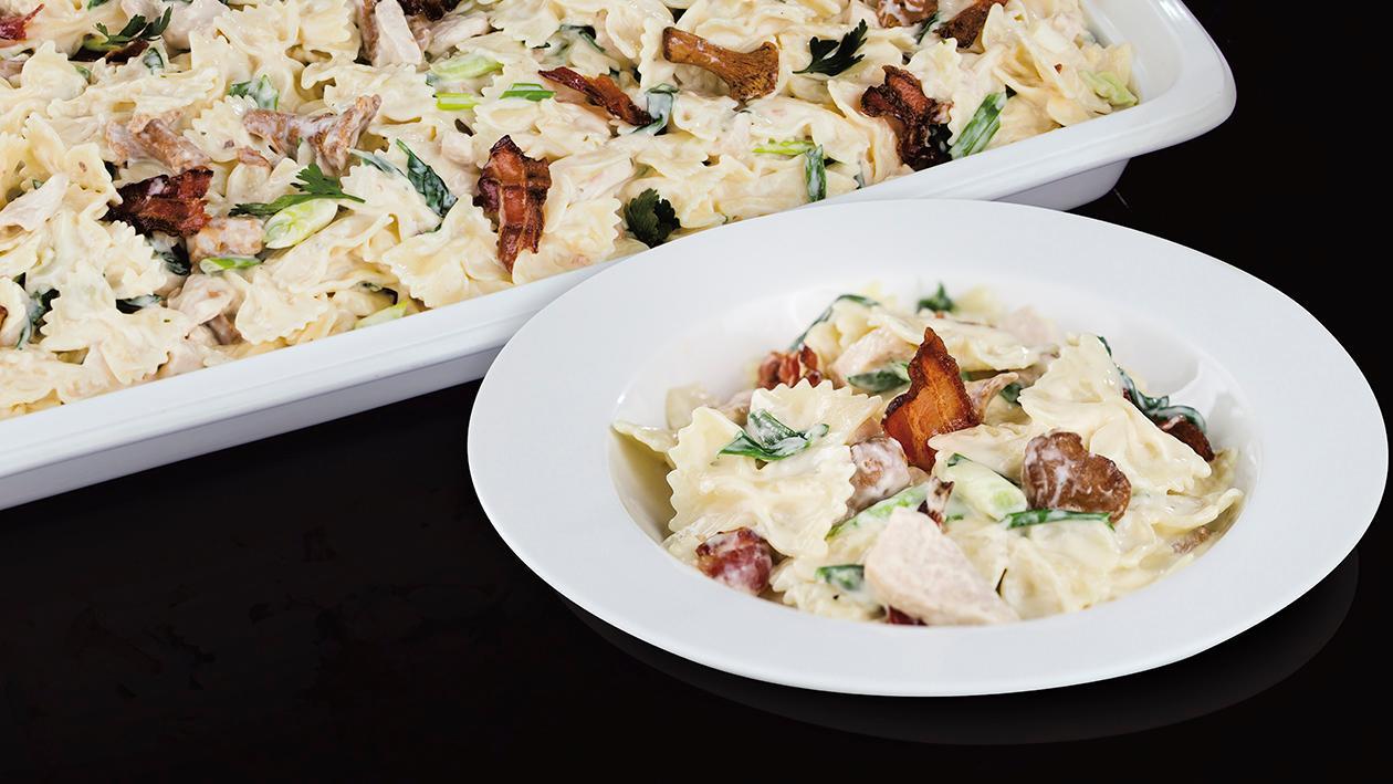 Makaron farfalle w kremowym sosie z kurczakiem, bekonem i kurkami Makaron farfalle w kremowym sosie z kurczakiem, bekonem i kurkami