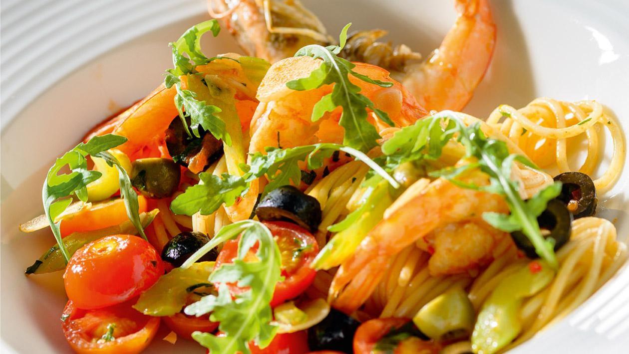 Makaron spaghetti z krewetkami, pomidorami i rukolą Makaron spaghetti z krewetkami, pomidorami i rukolą