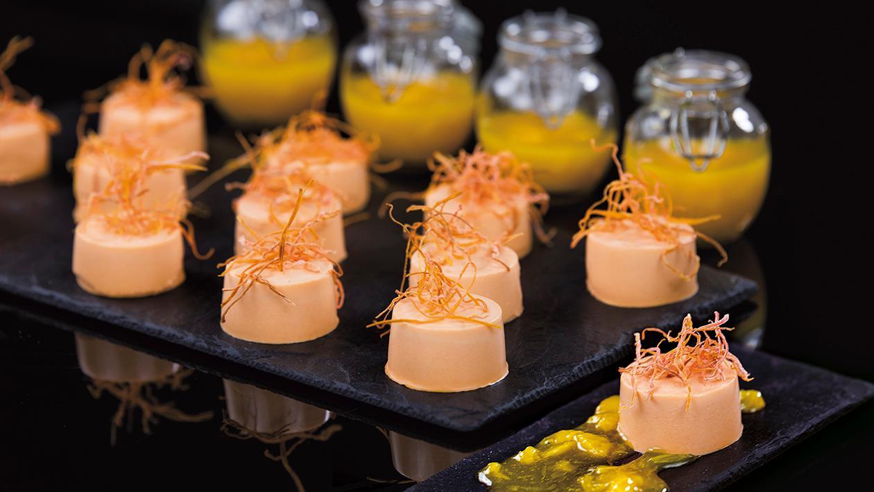 Marchewkowa panna cotta z konfiturą z pomarańczy Marchewkowa panna cotta z konfiturą z pomarańczy