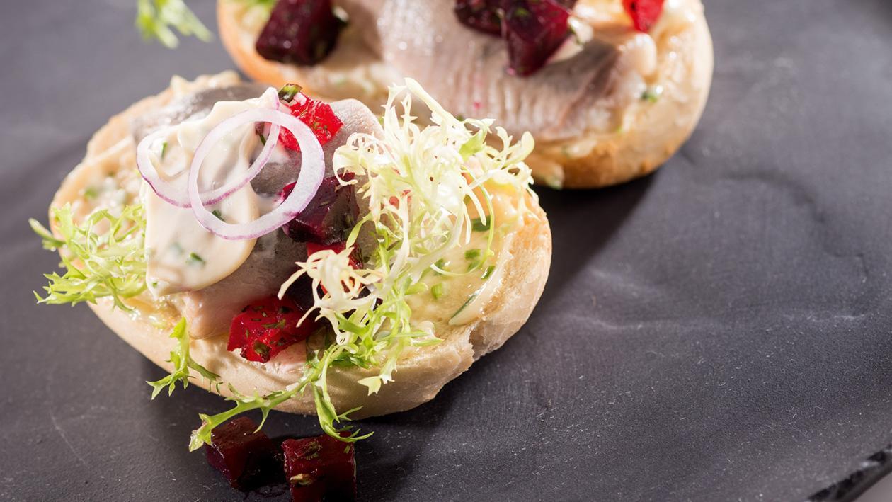 Matias sandwich - kanapka ze śledziem i sałatką z buraka Matias sandwich - kanapka ze śledziem i sałatką z buraka