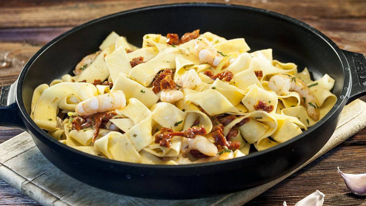Pappardelle z krewetkami i suszonymi pomidorami Pappardelle z krewetkami i suszonymi pomidorami