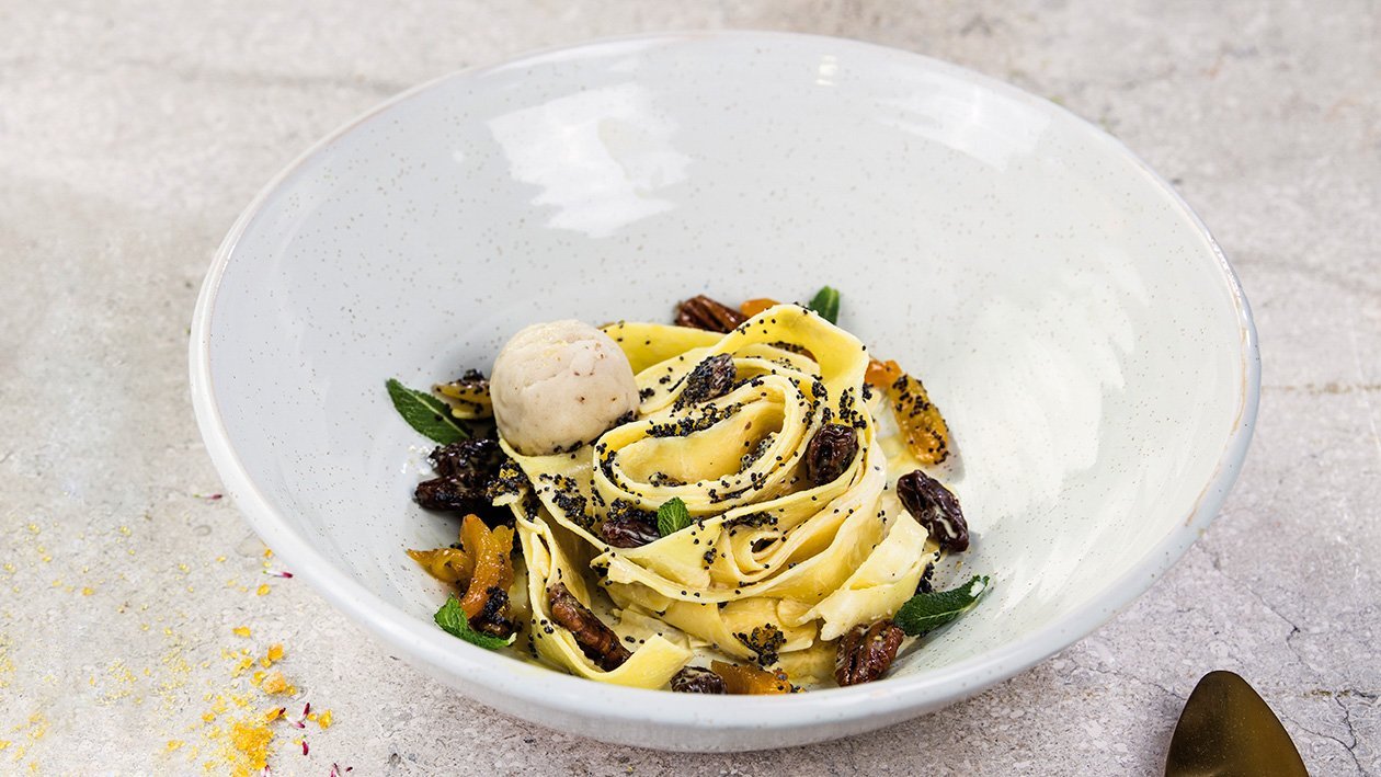 Pappardelle z sosem waniliowym, orzechami i prażonym makiem Pappardelle z sosem waniliowym, orzechami i prażonym makiem