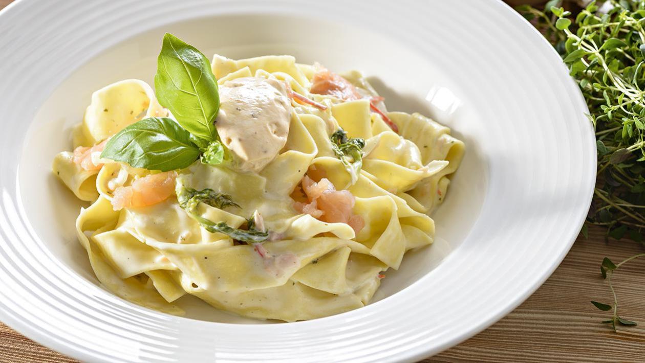 Pappardelle z łososiem wędzonym i mascarpone Pappardelle z łososiem wędzonym i mascarpone