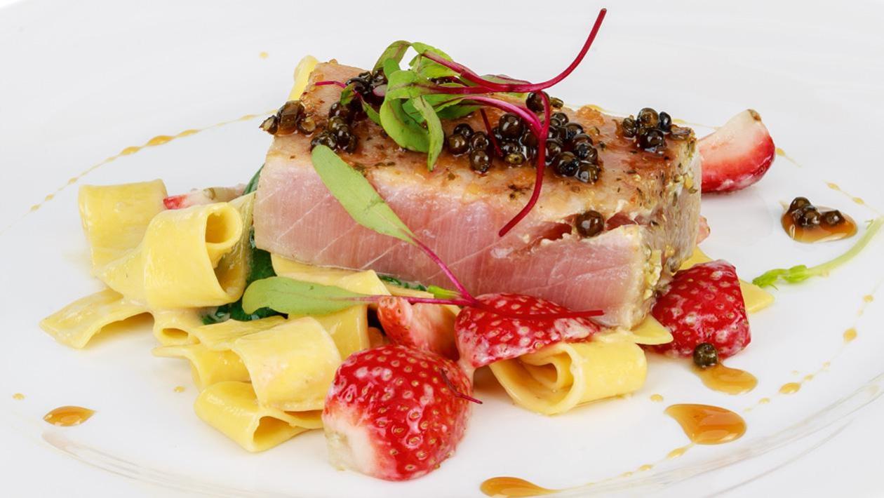 Pappardelle ze stekiem z miecznika, młodym szpinakiem i truskawkami Pappardelle ze stekiem z miecznika, młodym szpinakiem i truskawkami