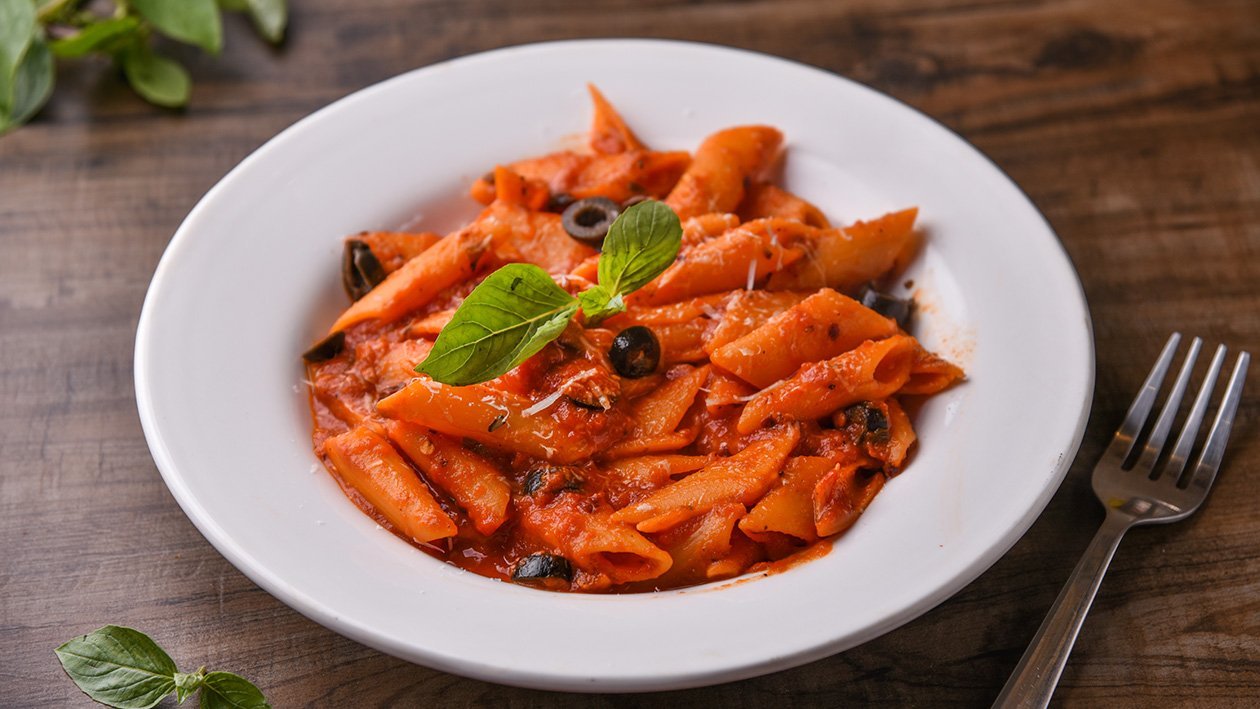 Penne Arrabbiata z czarnymi oliwkami Penne Arrabbiata z czarnymi oliwkami