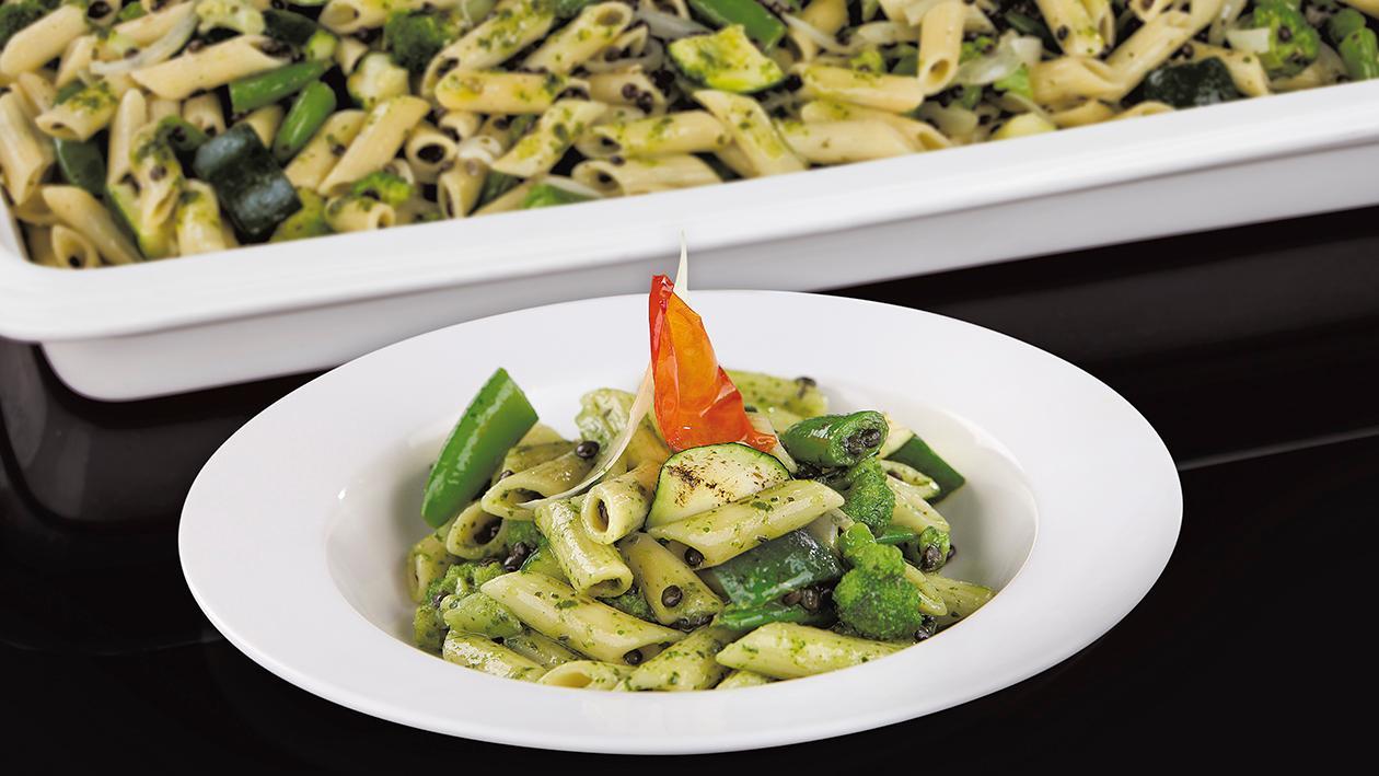 Penne w oliwnym sosie pesto z dodatkiem zielonych warzyw i czarną soczewicą Penne w oliwnym sosie pesto z dodatkiem zielonych warzyw i czarną soczewicą