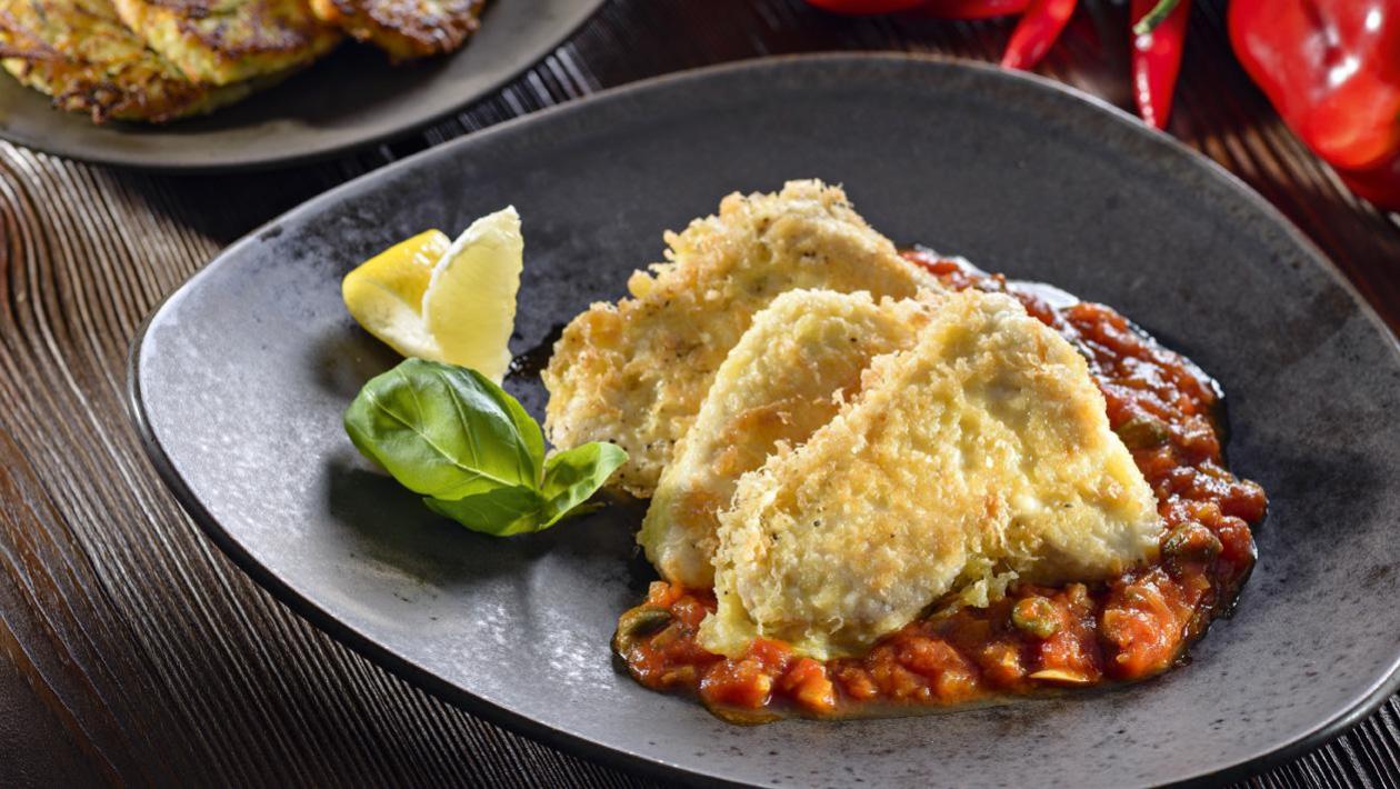 Piccata z indyka na klasycznym sosie pomidorowym z bazylią Piccata z indyka na klasycznym sosie pomidorowym z bazylią