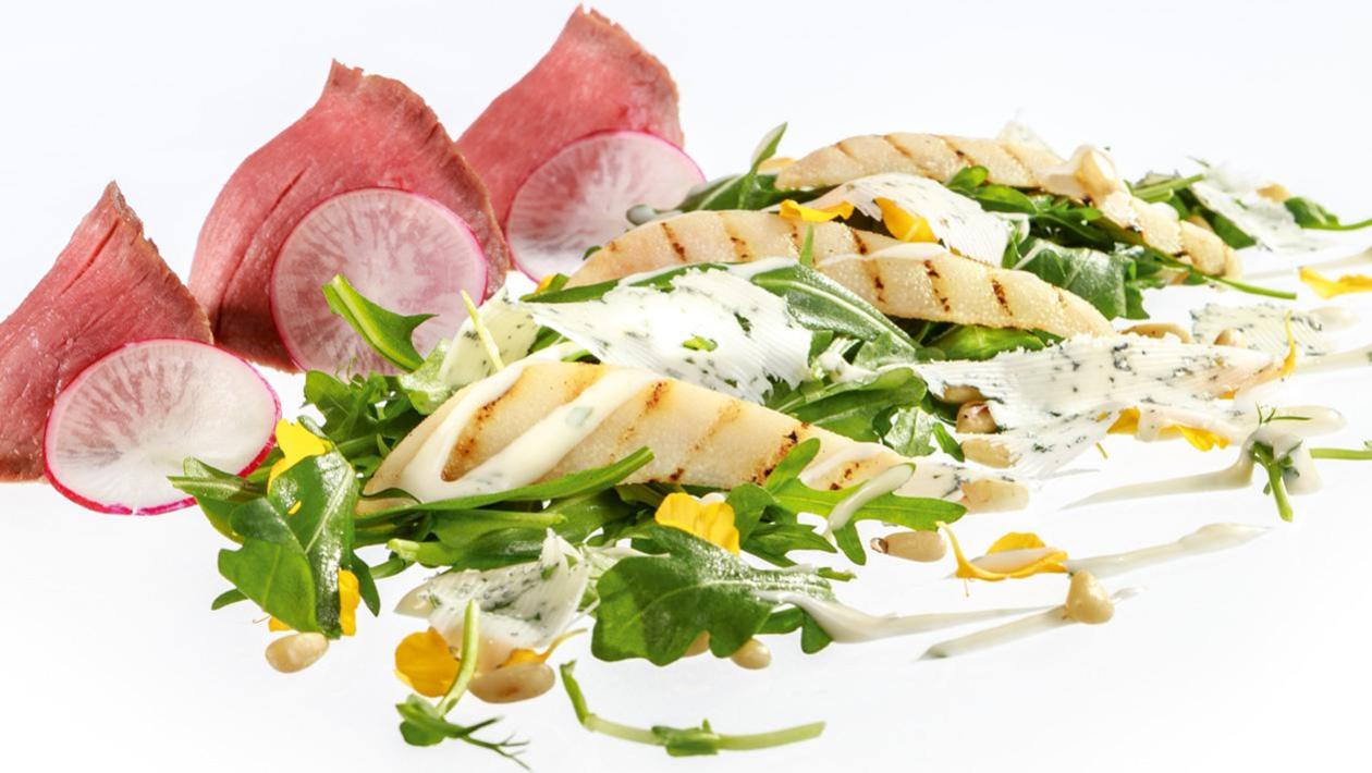 Pieczony rostbef z grillowanymi gruszkami i kremowym dressingiem lazurowym Pieczony rostbef z grillowanymi gruszkami i kremowym dressingiem lazurowym