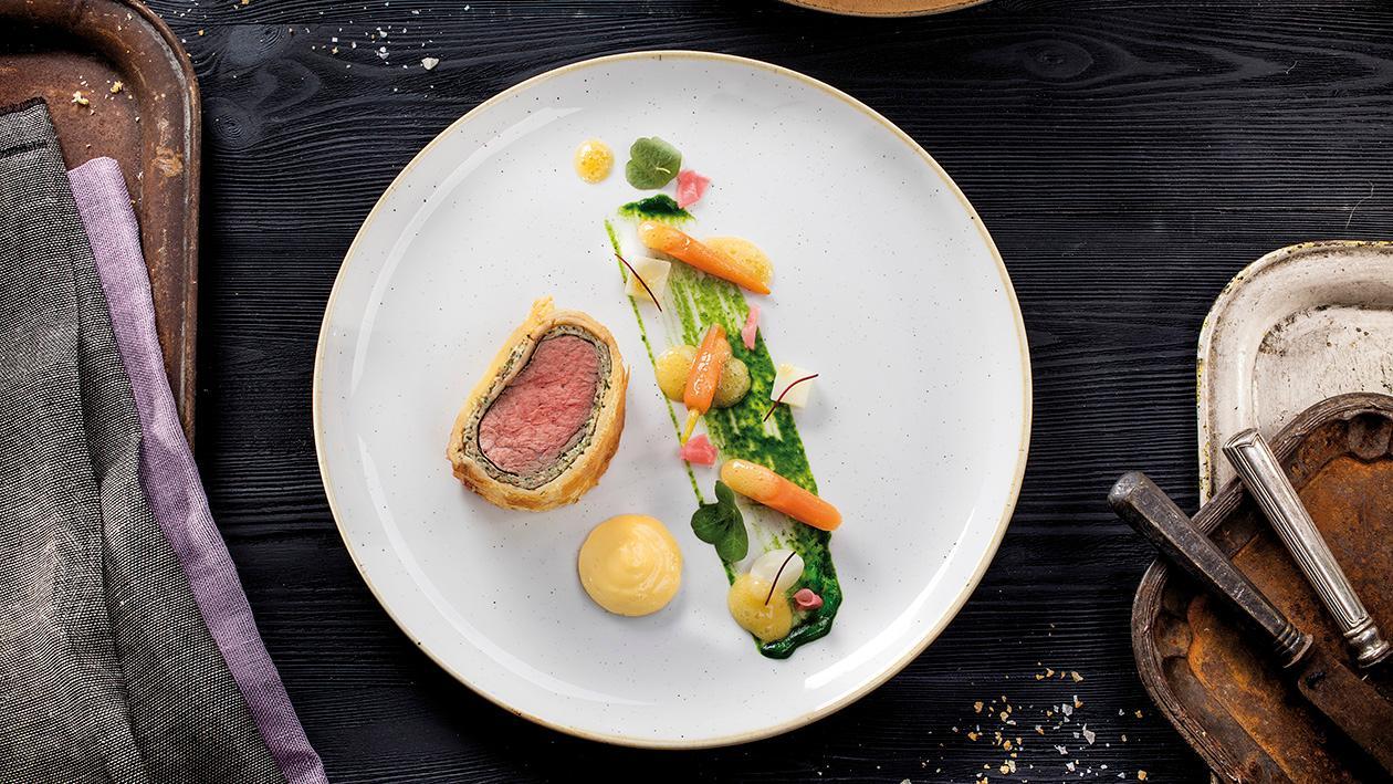 Polędwica Wellington podana z sosem béarnaise, marchewką w pomarańczy na purée szpinakowym Polędwica Wellington podana z sosem béarnaise, marchewką w pomarańczy na purée szpinakowym