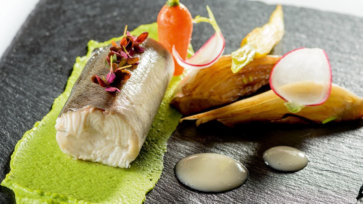 Pstrąg tęczowy z sosem veloute na puree z zielonego groszku i wanilii Pstrąg tęczowy z sosem veloute na puree z zielonego groszku i wanilii
