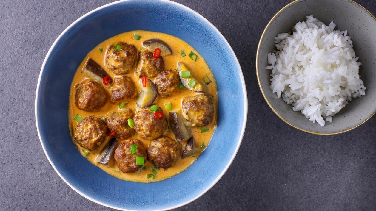 Pulpeciki mięsne w czerwonym sosie curry z bakłażanem Pulpeciki mięsne w czerwonym sosie curry z bakłażanem