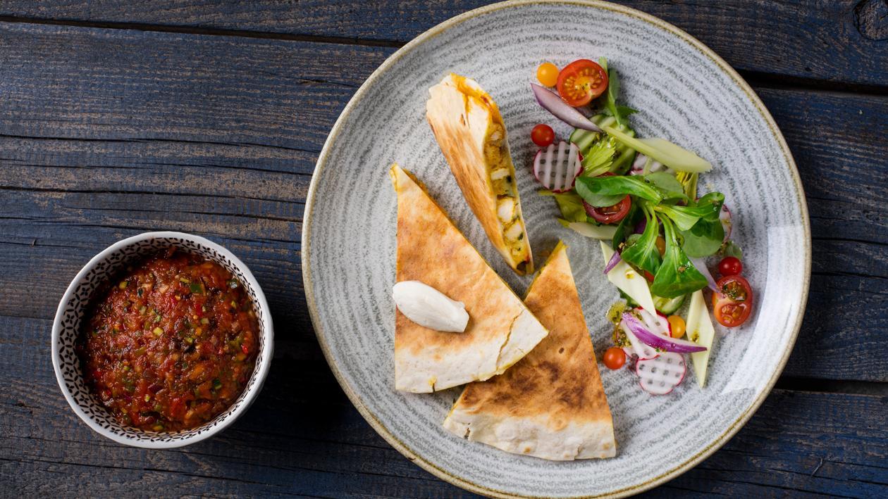 Quesadilla z kurczakiem curry i salsą pomidorową Quesadilla z kurczakiem curry i salsą pomidorową