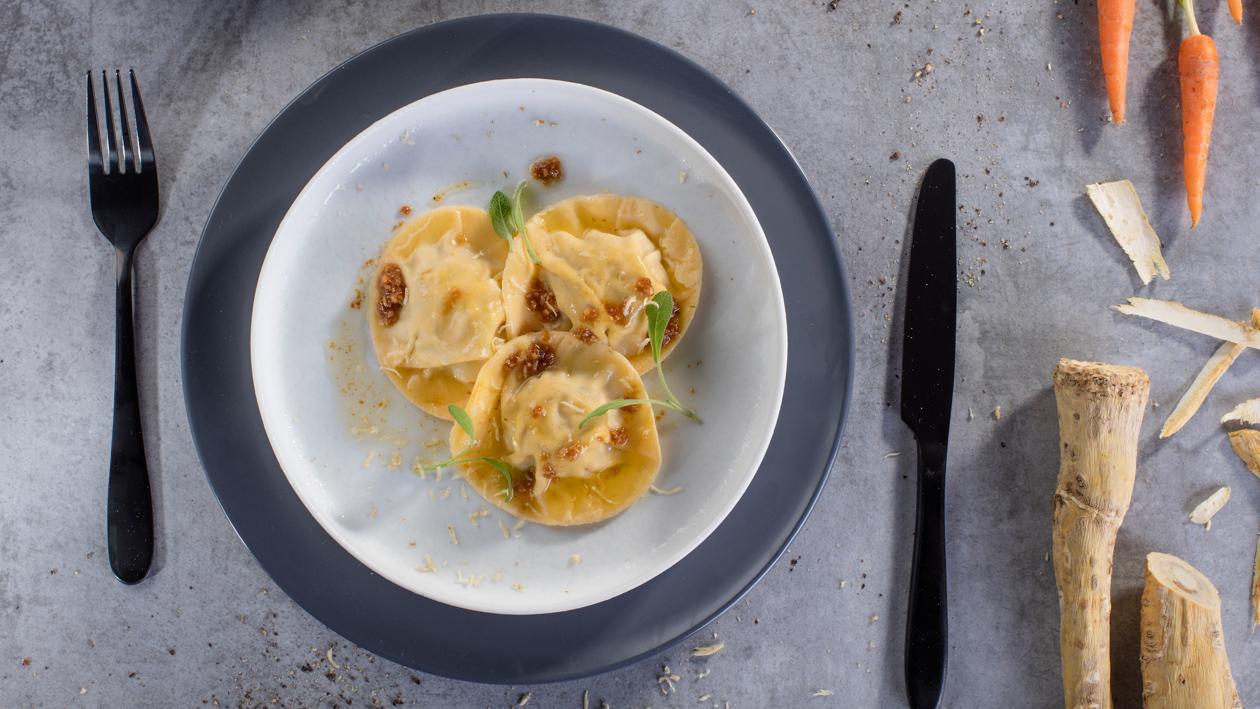 Ravioli z konfitowaną kaczką z sosem maślanym, parmezanem i cytryną Ravioli z konfitowaną kaczką z sosem maślanym, parmezanem i cytryną
