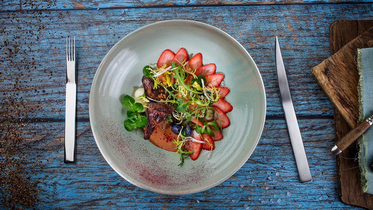 Sałatka z grillowaną wątróbką i truskawkowym vinaigrette Sałatka z grillowaną wątróbką i truskawkowym vinaigrette