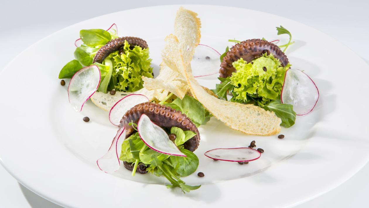 Sałatka z ośmiornicą w pomarańczowo - pietruszkowym vinaigrette Sałatka z ośmiornicą w pomarańczowo - pietruszkowym vinaigrette