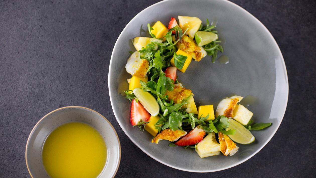 Sałatka z pieczonego dorsza w żółtym curry z mango i ananasem Sałatka z pieczonego dorsza w żółtym curry z mango i ananasem