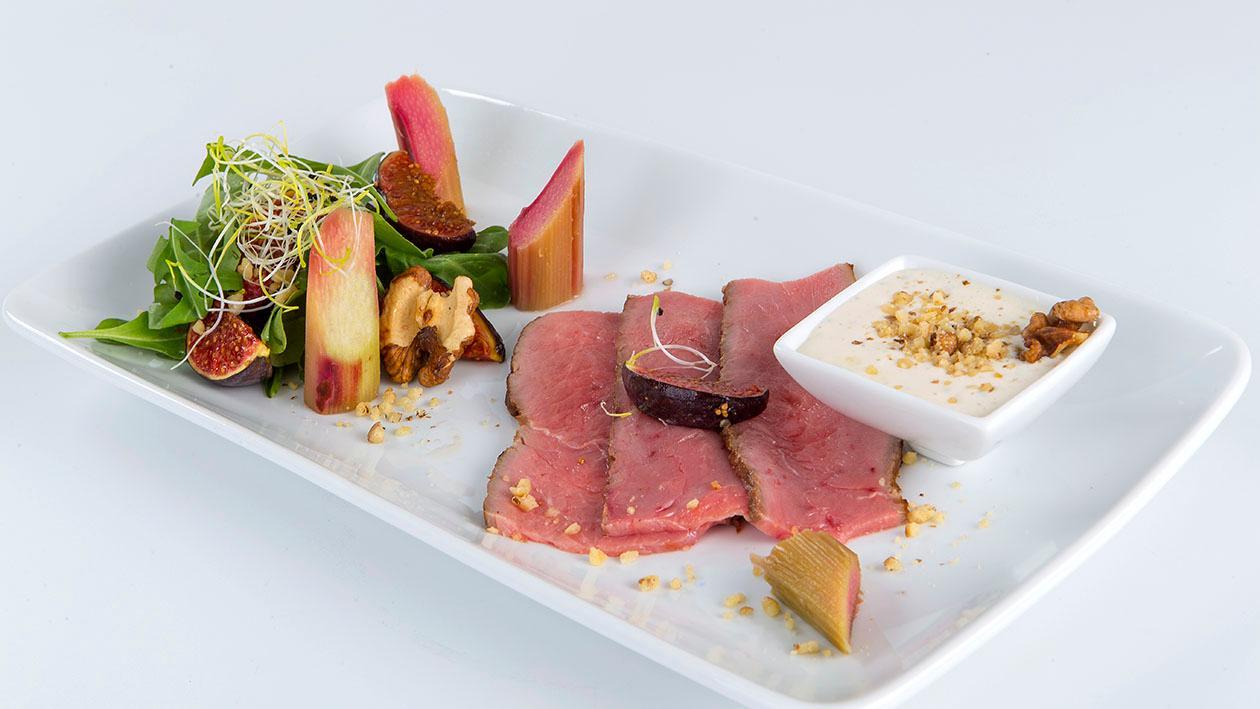 Sałatka ze szczawiu z rabarbarem i wołowiną typu pastrami Sałatka ze szczawiu z rabarbarem i wołowiną typu pastrami